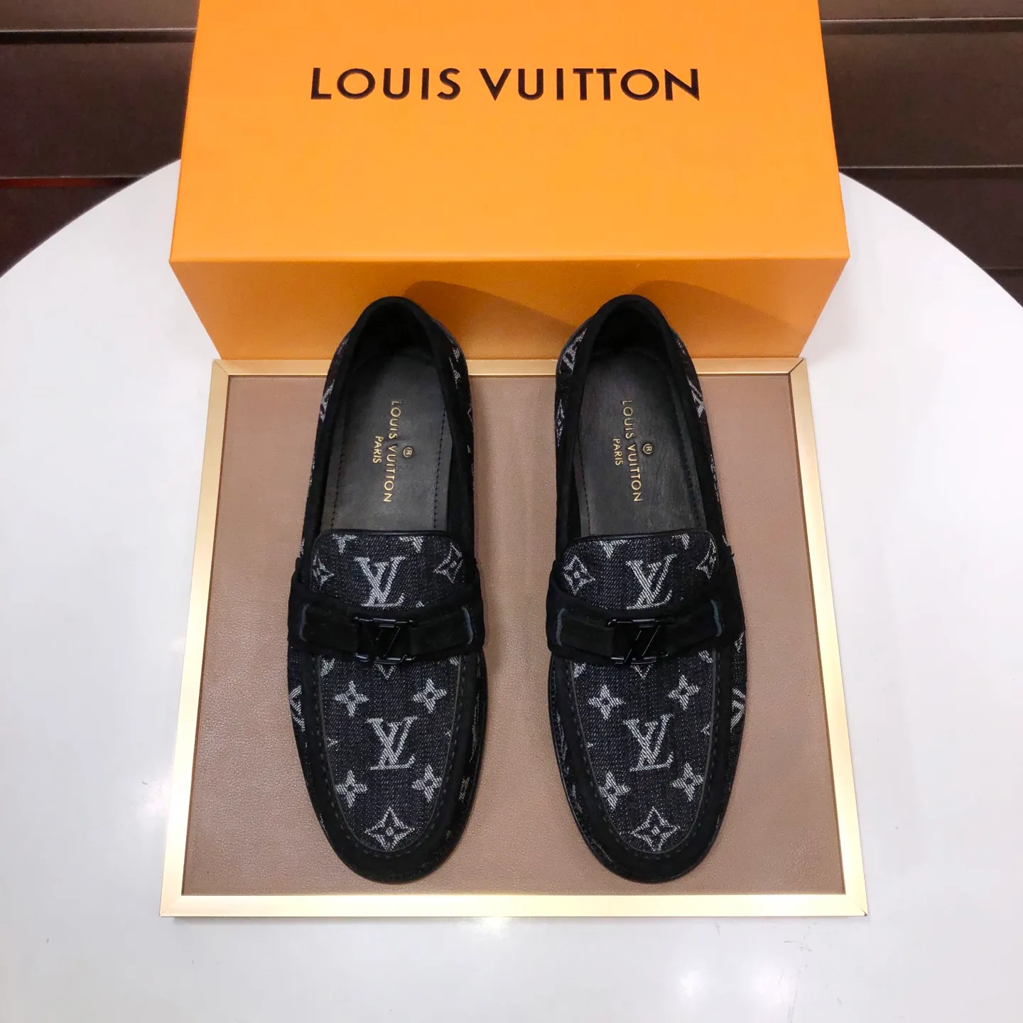 Men's men's shoes💰540💰[LV] (original single cowhide lining)🍀LV's latest genuine leather business suit shoes are available on the official website at the same time. The first-layer cowhide imported from Italy is made of heavy gold, and the official website has a 1:1 rubber outsole. Versatile to wear, high-end without losing class, and the color combination is extraordinary. This four-season style is alluring when worn on your feet, showing off your big-name flair. Standard code 38-45 (45 customized)